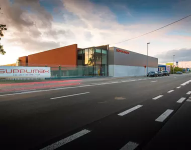 gebouw getrokken van straatkant